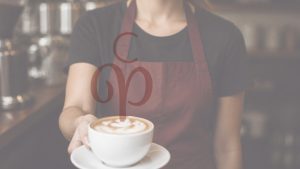 eine Kellnerin gibt eine Tasse Kaffee dem Betrachter, als Kaffeedampf ist das Symbol des Café Plum zu erkennen