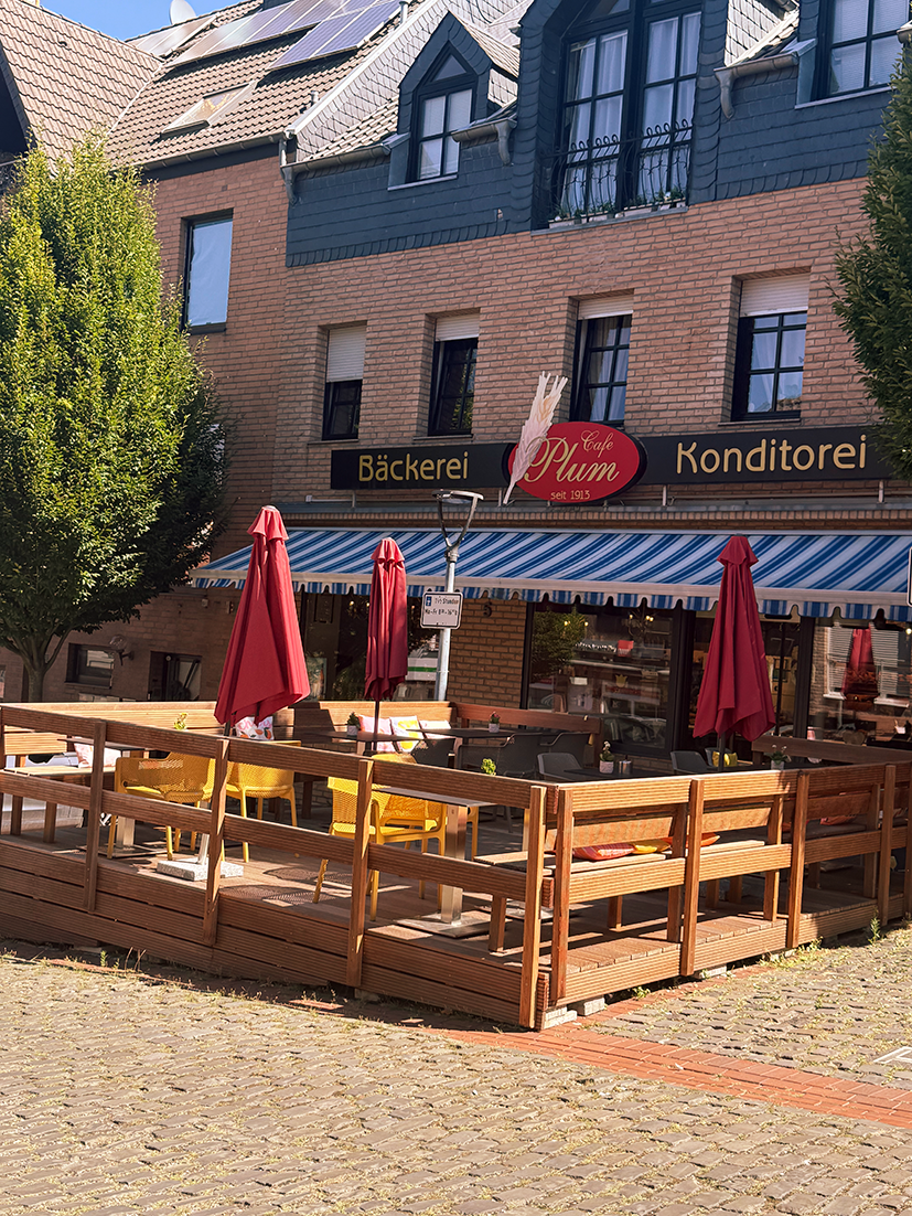 Außenterrasse vor dem Café Plum