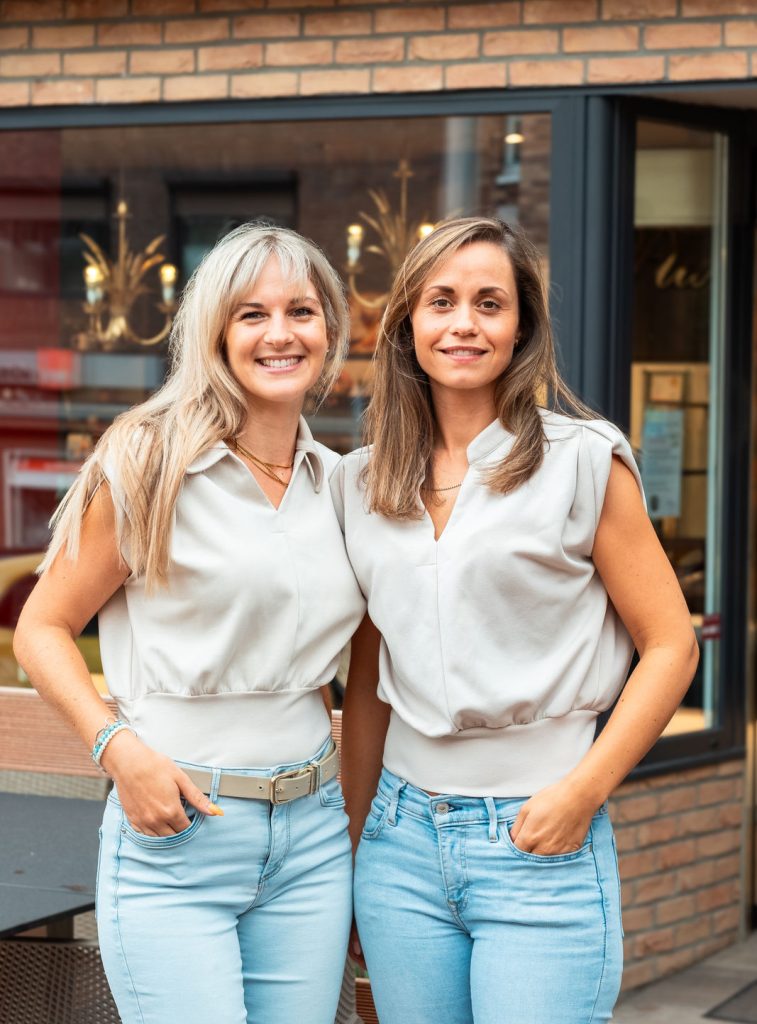 Sabrina & Amonia vor dem Café Plum